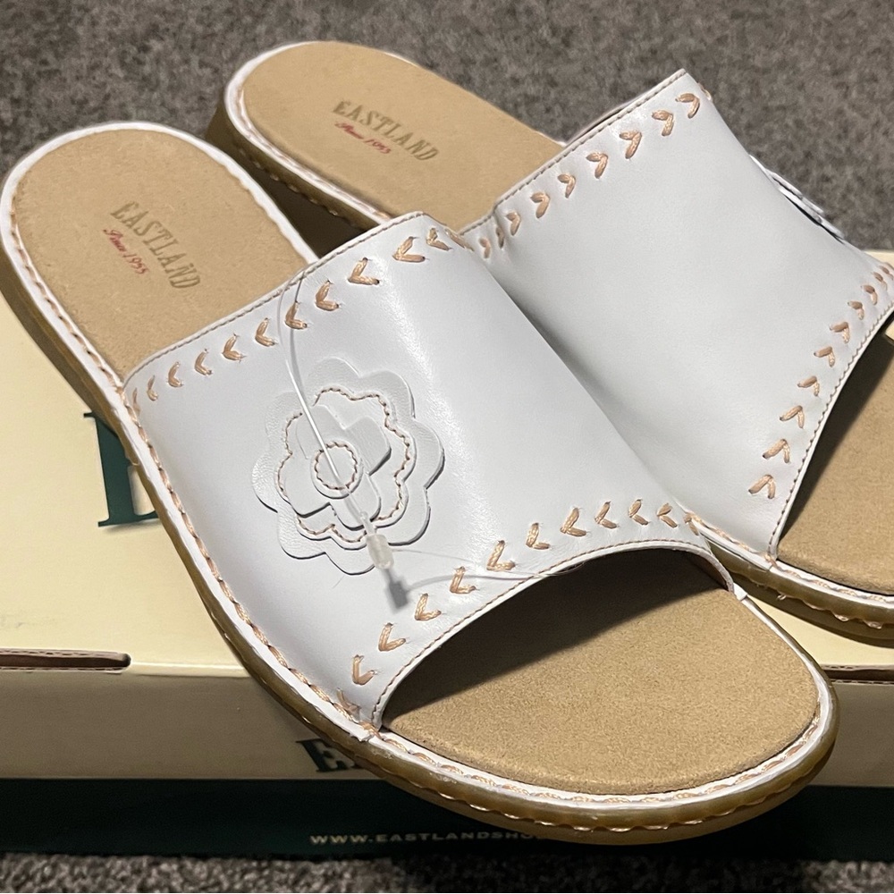 Eastland Women's White Floral Slide Sandals